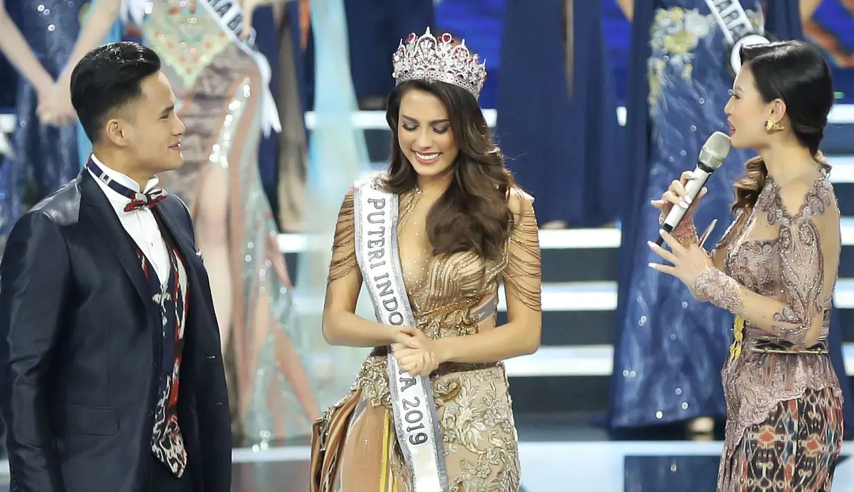 Frederika Alexis Cull melepas Mahkota Puteri Indonesia. (Bambang E Ros/Fimela.com)
