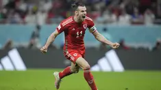 Penyerang Wales, Gareth Bale berselebrasi usai mencetak gol lewat penalti ke gawang Amerika Serikat pada pertandingan grup B Piala Dunia 2022 Qatar di Stadion Ahmad Bin Ali di Doha, Qatar, Selasa (22/11/2022). Amerika Serikat bermain imbang dengan Wales dengan skor 1-1. (AP Photo/Ashley Landis)