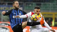 Aksi pemain Inter Milan, Danilo D'Ambrosio (kiri) menghalau bola dari kejaran pemain Benevento, Enrico Brignola pada lanjutan Serie A Italia di San Siro stadium, Milan, (24/2/2018). Inter menang 2-0. (AP/Antonio Calanni)
