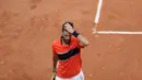 Petenis Prancis, Benoit Paire bereaksi selama bertanding melawan petenis Spanyol, Rafael Nadal pada babak pertama Prancis Terbuka di Stade Roland Garros, Senin (29/5). Nadal mengalahkan tuan rumah dengan skor 6-1, 6-4, 6-1. (AP Photo/Petr David Josek)