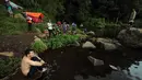 Sejumlah pendaki beristirahat di tepi Danau Gunung Tujuh pada Minggu (17/5/2015). Danau ini berada di puncak Gunung Tujuh dengan luas sekitar 960 hektar, panjang 4,5 km, serta lebar 3 km. (Liputan6.com/Helmi Fithriansyah)