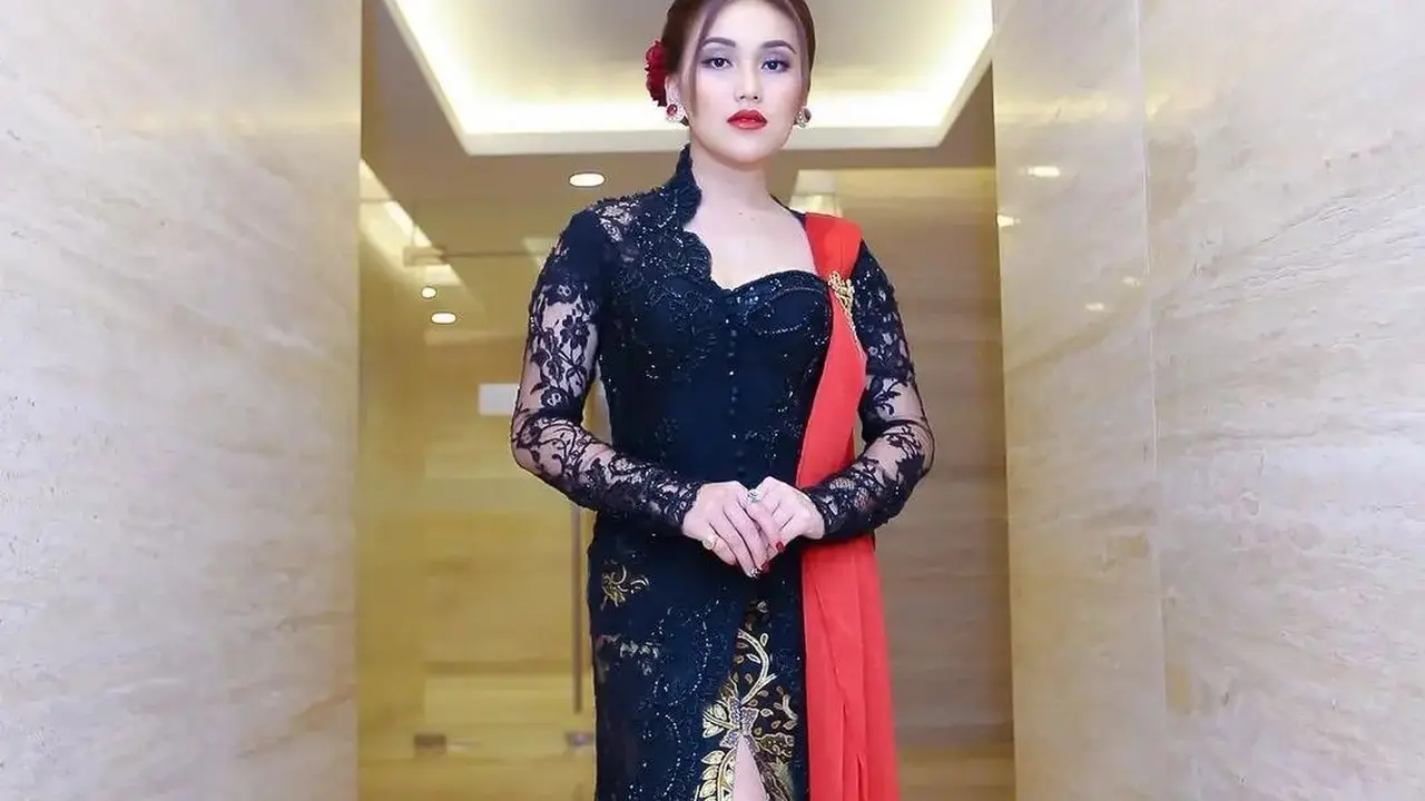 Calon Ibu Persit, Intip 10 Gaya Anggun Ayu Ting Ting Kenakan Kebaya Berbagai Warna