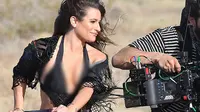 Lea Michele tampil berani untuk video klip single terbarunya berjudul On My Way. Di situ, Lea juga tampil mesra dengan seorang model pirang.