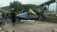 Sebuah helikopter milik PT Indonesia Morowali Industrial Park (IMIP) terjatuh di area tambang di Desa Fatufia, Bahodopi, Morowali, Sulawesi Tengah, Jumat (20/4). Satu orang yang tengah melintas meninggal tertimpa baling-baling. (Liputan6.com/Dok. BNBP)