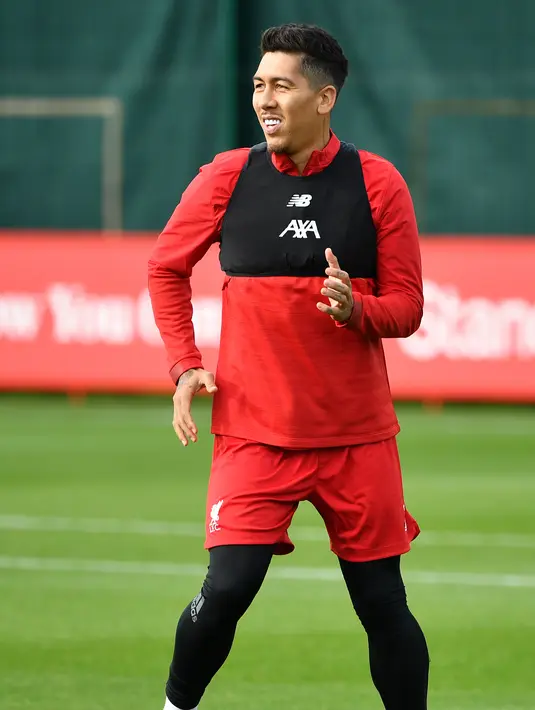 Penyerang Liverpool, Roberto Firmino melakukan pemanasan selama mengikuti sesi latihan tim di Melwood di Liverpool, Inggris barat laut (22/10/2019). Liverpool akan bertanding melawan wakil Belgia, Genk pada Grup E Liga Champions di Luminus Arena. (AFP/Paul Ellis)