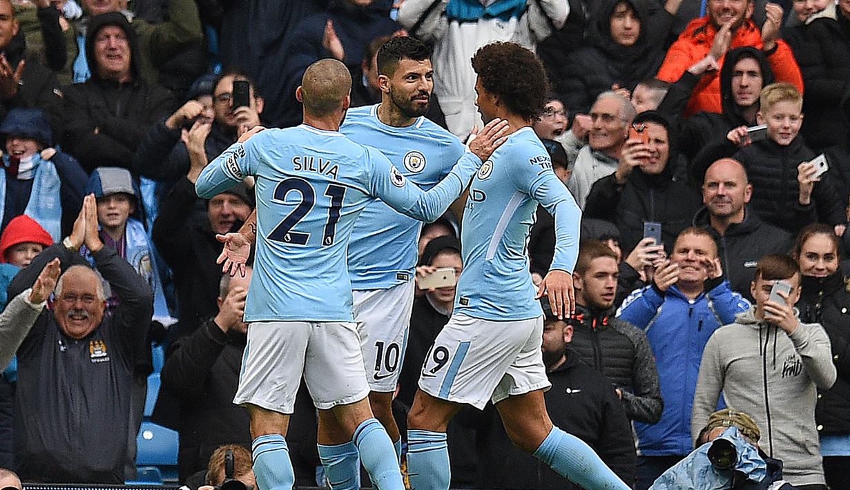 Pemain Manchester City, Sergio Aguero (tengah) mencetak gol pembuka bagi timnya lewat titik putih saat melawan Burnley pada laga Premier League di Etihad Stadium, Manchester, (21/10/2017). Manchester City menang 3-0. (AFP/Oli Scarff)