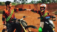 Donny Michael dan Aryani Fitriana hobi mengendarai motor cross [foto: instagram/aryanifitriana24]