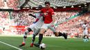 Pemain Crystal Palace Cheikhou Kouyate (kiri) dan pemain Manchester United (MU) Harry Maguire berebut bola saat bertanding dalam Liga Inggris di Old Trafford, Manchester, Inggris, Sabtu (24/8/2019). MU kalah dari Crystal Palace dengan skor 1-2. (AP Photo/Alastair Grant)