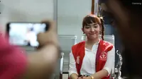 Roro Fitria pakai baju putih dan rompi merah di persidangan. (Nurwahyunan/Bintang.com)