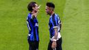 Striker Inter Milan, Lautaro Martinez, melakukan selebrasi bersama Candreva usai membobol gawang Sampdoria pada laga Serie A di Stadion Giuesepe Meazza, Minggu (21/6/2020). Inter Milan menang 2-1 atas Sampdoria. (AP/Antonio Calanni)