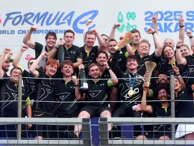 Pembalap tim Kiro Racing, Dan Ticktum bersama timnya berfoto bersama saat menjuarai ajang Jakarta E-Prix 2025 yang berlangsung di Jakarta International ePrix Circuit, Ancol, Sabtu (21/6/2025). (Bola.com/M Iqbal Ichsan)