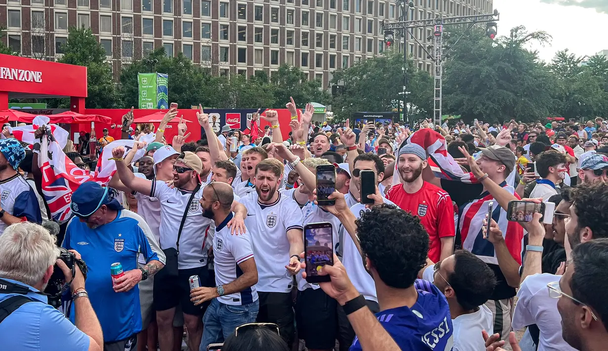 Suporter Inggris bersuka cita setelah tim kesayangannya mengalahkan Kroasia 4-2 pada laga Grup L Piala Dunia 2026 di FIFA Fan Festival Boston, AS, Rabu (17/6/2026). (KLY Sports/Hery Kurniawan/Adv/Powerade)