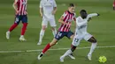 Bek Real Madrid, Ferland Mendy membawa bola dari kejaran gelandang Atletico Madrid, Marcos Llorente pada pertandingan La Liga Spanyol di stadion Alfredo Di Stefano, Spanyol, Minggu (13/12/2020). Madrid menang atas Atletico 2-0. (AP Photo/Bernat Armangue)