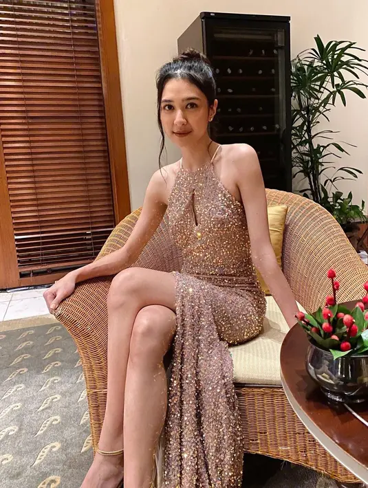 Kala menghadiri acara pernikahan Vidi-Sheila, Mikha Tambayong memancarkan auranya yang elegan dan mewah dibalut sequin halter dress warna rose gold.