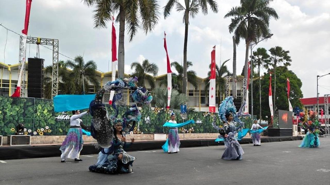 Siswa Sekolah Rakyat JFC 2026 Pukau Panggung Jember Fashion Carnaval dengan Kostum Daur Ulang