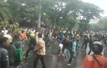 Demo Aksi Solidaritas Ojol di Jateng Ricuh, Massa Lempar Batu ke Kantor Polisi