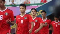 Witan Sulaeman bersama pemain starting XI Timnas Indonesia U-22 lainnya memasuki lapangan jelang dimulainya laga semifinal cabor sepak bola SEA Games 2023 menghadapi Vietnam di Olympic National Stadium, Phnom Penh, Kamboja, Sabtu (13/5/2023). (Bola.com/Abdul Aziz)