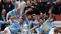 Para pemain Manchester City berpose dengan trofi juara setelah pertandingan final Piala FA Inggris antara Chelsea dan Manchester City di London, Sabtu, 16 Mei 2026. (AP Photo/Richard Pelham)