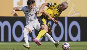 Pemain Real Madrid, Fran Garcia, berebut bola dengan pemain Borussia Dortmund, Julian Ryerson, pada laga perempat final Piala Dunia Antarklub di East Rutherford, New Jersey, Sabtu (5/7/2025). (AP Photo/Frank Franklin II)