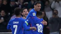 Para pemain Prancis merayakan gol yang dicetak dalam pertandingan kualifikasi Grup D Piala Dunia 2026 antara Prancis dan Azerbaijan di Paris, Prancis, pada Jumat, 10 Oktober 2025. (Foto AP/Michel Euler)