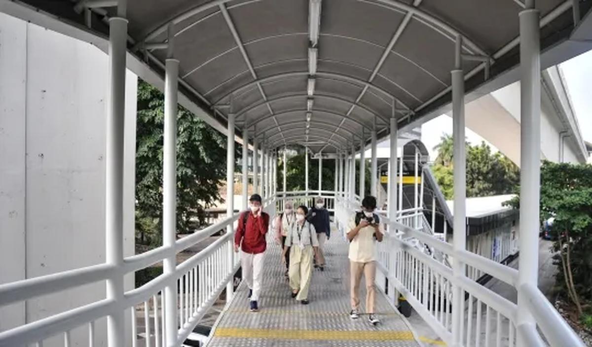Jarak kedua halte tersebut terlalu dekat sehingga dapat memicu kemacetan karena harus menaikturunkan pelanggan dua kali.