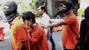 Petugas kepolisian menggiring tersangka yang ditangkap dalam Operasi Cipta Kondisi di Mapolda Metro Jaya, Jakarta, Jumat (6/7). Tak kurang dari 25 orang terpaksa ditembak karena melawan saat ditangkap. (Liputan6.com/Immanuel Antonius)