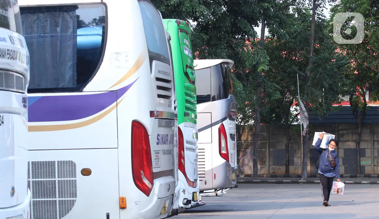 Calon penumpang membawa barang bawaannya di Terminal Poris Plawad, Tangerang, Banten, Jumat (30/4/2021). Kemenhub akan menempelkan stiker khusus pada kendaraan bus yang masih diperbolehkan beroperasi selama masa larangan mudik Lebaran pada 6-17 Mei 2021. (Liputan6 com/Angga Yuniar)