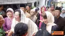 Citizen6, Surabaya: Sementara itu, pembagian daging qurban di Ponpes Nurul Islam sendiri berjalan lancar. Selain mengantri, pengurus ponpes juga mendatangi satu persatu warga yang tinggal di sekitar ponpes. (Pengirim: Daniel Lukas Rorong)