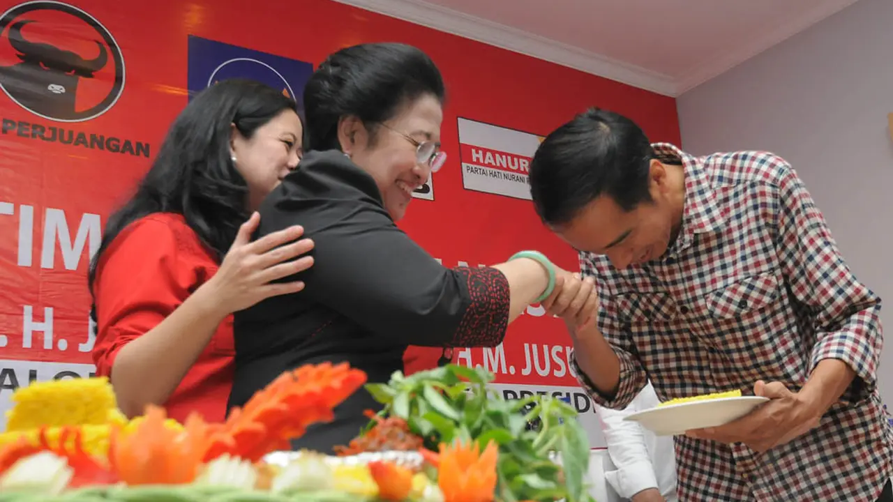 Usai Potong Tumpeng, Jokowi Cium Tangan Megawati
