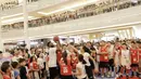 Pebasket Boston Celtics, Jaylen Brown, bermain bersama peserta Junior NBA di Pluit Village Mall, Minggu (29/7/2018). 16 anak terpilih menjadi Jr NBA Indonesia All-Star 2018. (Bola.com/M Iqbal Ichsan)