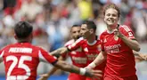 Pemain Benfica merayakan gol yang dicetak oleh Andreas Schjelderup dalam laga lanjutan Grup C Piala Dunia Antarklub 2025 melawan Bayern Munchen di Bank of America Stadium, Charlotte, Amerika Serikat, Rabu (25/06/2025) WIB. (AP Photo/Nell Redmond)