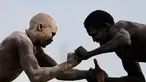 Dua pegulat bertarung sengit dalam Kompetisi Gulat Nasional Sudan Selatan di Stadion Juba, Sudan (20/4). Kompetisi gulat ini diselenggarakan dalam rangka untuk perdamaian. (CARL DE SOUZA / AFP)