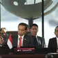 Presiden Indonesia Joko Widodo (tengah) mengetok palu menandai dibukanya Konferensi Tingkat Tinggi (KTT) Ke-42 ASEAN , di Labuan Bajo, NTT, Rabu (10/5/2023). (AP Photo/Achmad Ibrahim, Pool)