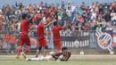 Pemain Persija merayakan gol yang dicetak oleh Ramdani Lestaluhu ke gawang Persika Karawang pada laga uji coba di Stadion Soemantri Brodjonegoro, Kuningan, Jakarta, Sabtu (30/12/2017). Persija menang 3-1 atas Persika. (Bola.com/M Iqbal Ichsan)