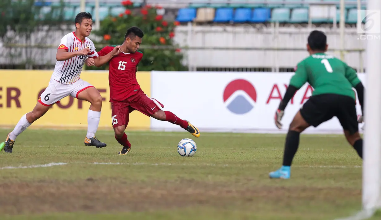 Pemain Timnas Indonesia U-19, Saddil Ramdani berusaha melewati pemain Brunei Darussalam pada laga Piala AFF U-18 di Stadion Thuwunna, Myanmar, Rabu (13/9/2017). Indonesia menang 8-0 atas Brunei Darussalam. (Liputan6.com/Yoppy Renato)