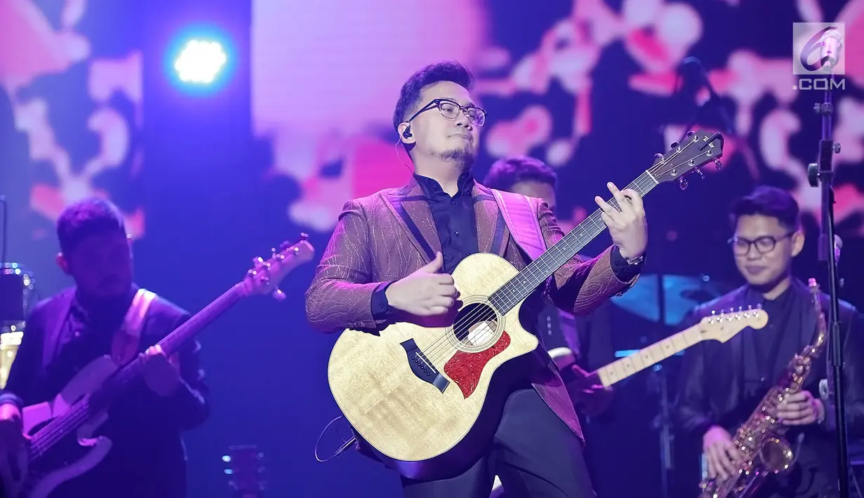 Penyanyi Aderaprabu Lantip Trengginas alias Adera dalam konser 'Harmonia: Titik Balik' di Balai Sarbini, Jakarta, Kamis (14/2). Konser yang juga diisi oleh penyanyi Glenn Fredly tersebut berlangsung tepat di hari Valentine. (Fimela.com/ Bambang E. Ros)