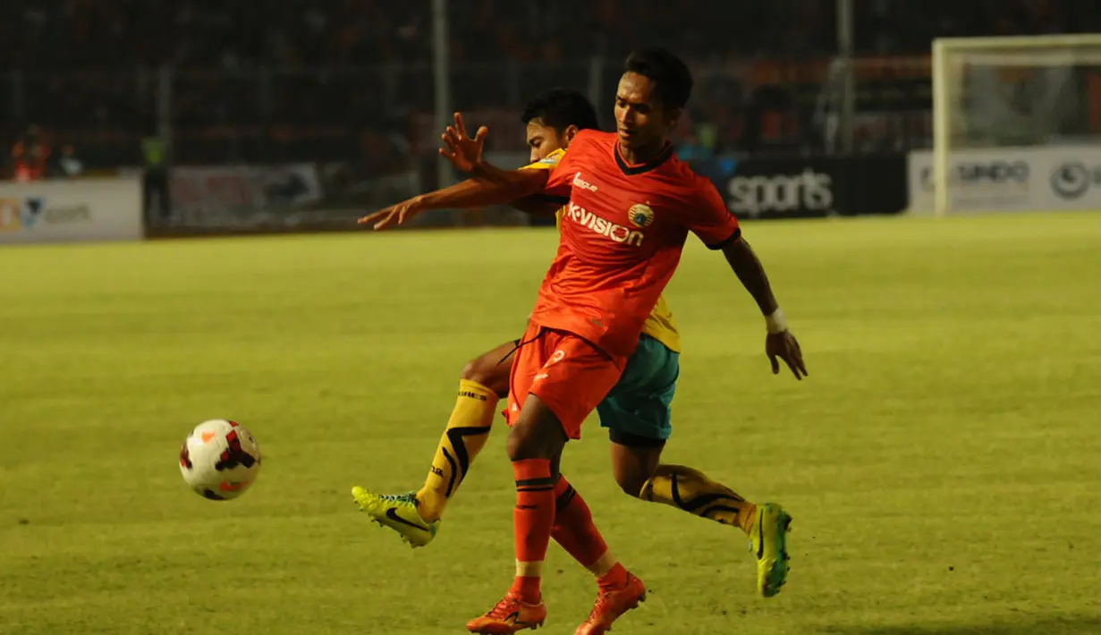 Dani Saputra (Persija - depan) mencoba menahan laju serangan pemain Gresik United saat berlaga di stadion GBK Jakarta, (29/4/2014). (Liputan6.com/Helmi Fithriansyah)