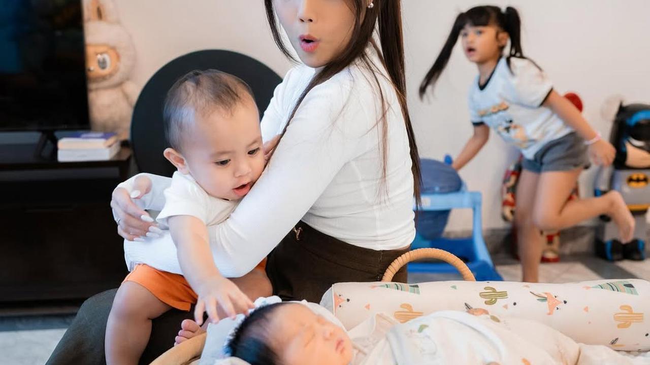 Potret Fuji dan Fadly Faisal Jenguk Baby Jyad, Anak Shandy Purnamasari dan Gilang Juragan99