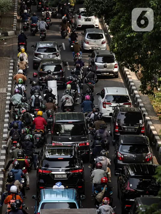 Kendaraan berjalan tersendat saat jam berangkat kerja di sejumlah jalanan Jakarta, Rabu (27/7/2022) pagi. Direktur Lalu Lintas Polda Metro Jaya Kombes Latif Usman berpendapat waktu keberangkatan pekerja menurutnya mesti diatur agar tidak menumpuk pada jam yang sama. (Liputan6.com/Faizal Fanani)