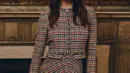 Gala Gordon, aktris sekaligus produser asal Inggris ini memilih gaun tweed katun fantasi dengan perpaduan warna putih, merah, biru, hijau, dan hitam yang dihiasi sulaman dan kancing perhiasan dari koleksi Cruise 2024/25.  [Dok/CHANEL].