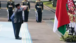 Presiden Prabowo Subianto bersama Presiden Belarusi Alexandr Lukashenko memeriksa pasukan di Istana Merdeka, Jakarta, Kamis (2/7/2026). (AFP/Yasuyoshi Chiba)