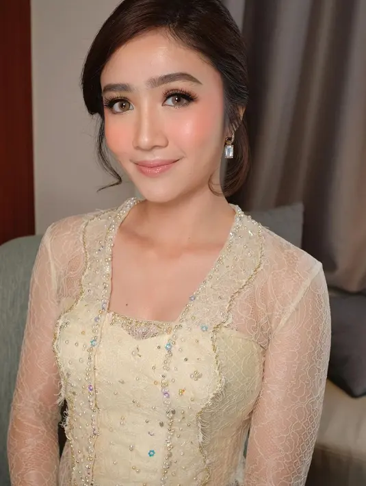 Terlihat, aktris dan penyanyi 27 tahun itu tampil menawan dibalut kebaya. [@febbyrastanty]