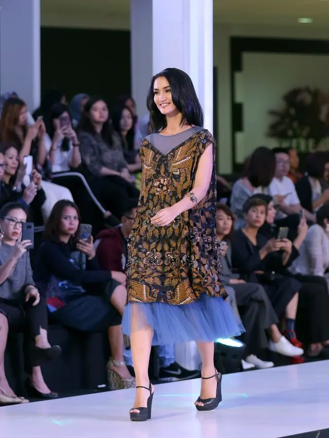 [Bintang] Hari Kartini Semakin Dekat, Fashion Nation 2018 Hadirkan The Iconic Women dalam Kolaborasi Iwan Tirta Private Collection dan Mel Ahyar