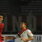 Gelandang timnas Indonesia U-23, Paulo Sitanggang (kiri) berebut bola dengan pemain Timor Leste di laga kualifikasi grup H Piala Asia 2016 di Stadion GBK Jakarta, (27/3/2015). Indonesia U-23 unggul 5-0 atas Timor Leste. (Liputan6.com/Helmi Fithriansyah)