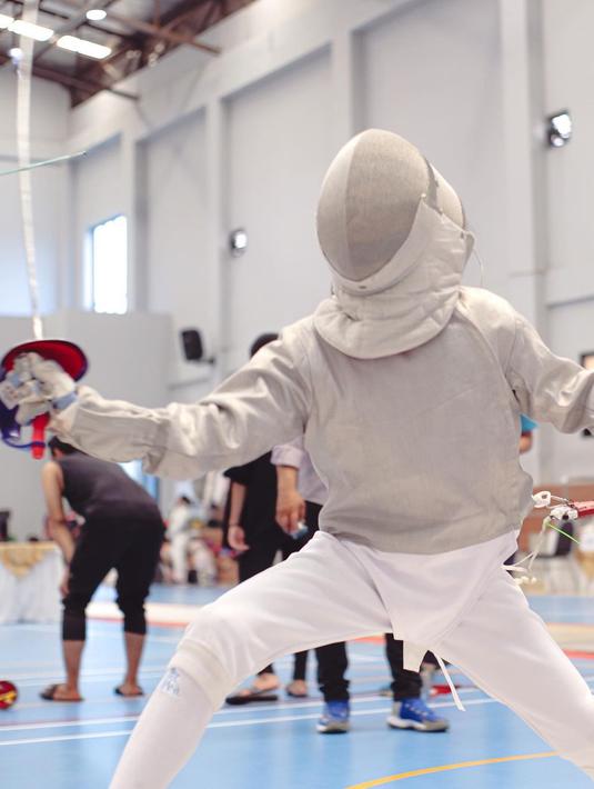 Begini gaya Sarah Abiela Ibrahim, setelah mengenakan topeng pelindung. Ia siap bertanding dan memenangkannya. (Foto: Instagram/@artikasaridevi)