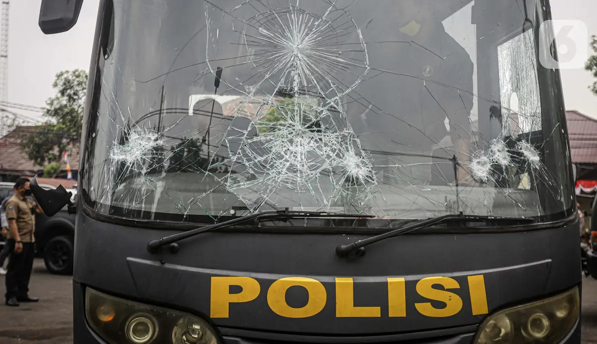 Kaca bus polisi pecah pascapenyerangan di Polsek Ciracas, Jakarta, Sabtu (29/8/2020). Polsek Ciracas  diserang oleh sejumlah orang tak dikenal pada Sabtu (29/8) dini hari. (Liputan6.com/Faizal Fanani)