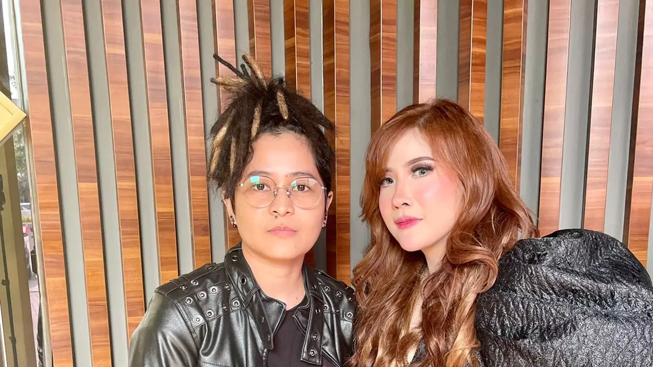 Mita The Virgin menciptakan sebuah lagu untuk penyanyi Angie Rey.