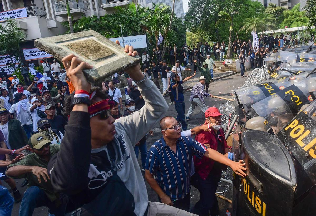FOTO: Bentrok Saat  Eksekusi Pengosongan Hotel Sultan di Kawasan GBK
