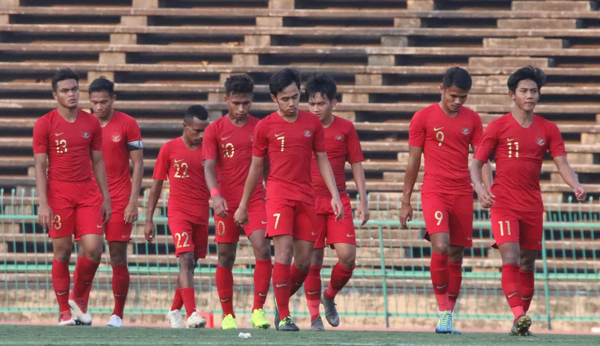 Para pemain Timnas Indonesia U-22 tampak kecewa usai ditahan imbang Malaysia U-22 pada laga Piala AFF U-22 2019 di Stadion National Olympic, Phnom Penh, Selasa (20/2). Kedua negara bermain imbang 2-2. (Bola.com/Zulfirdaus Harahap)