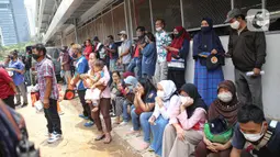 Seorang pengunjuk rasa yang menolak UU Cipta Kerja mencium kaki orang tuanya di Polda Metro Jaya, Jakarta, Rabu (14/10/2020). Mereka diamankan petugas Kepolisian karena diduga terlibat kericuhan saat unjuk rasa menolak UU Cipta Kerja pada Selasa (14/10/2020). (Liputan6.com/Faizal Fanani)